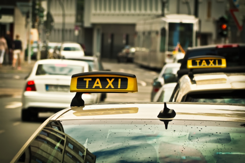 taxis-CARNOULES-min_road-traffic-car-glass-driving-city-583084-pxhere.com