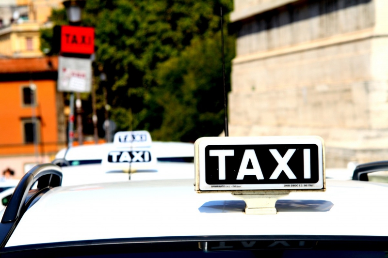 taxis-CARNOULES-min_taxi_auto_rome_road_white-1051610